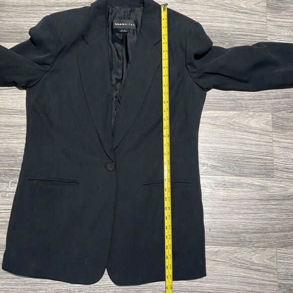 VTG Theo miles 100 percent silk blazer with shoulder pads runs large in black - Picture 7 of 7
